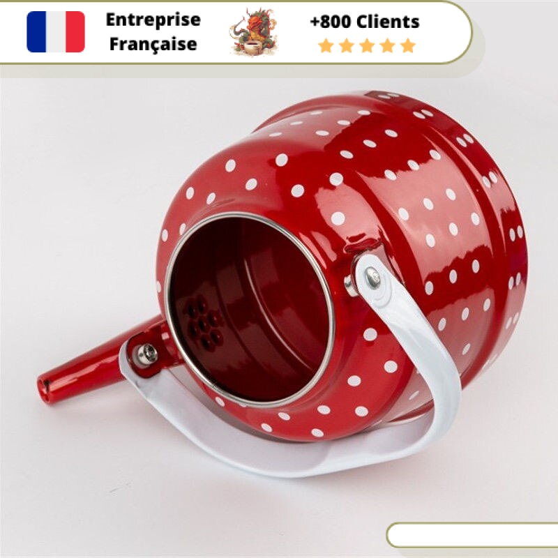 Bouilloire Électrique Rouge Isolé Sur Fond Blanc Banque D'Images et Photos  Libres De Droits. Image 52076773